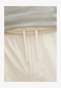 Nevybráno, light ivory