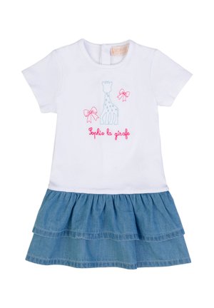 Vestito bianco a maniche corte con gonna blu arricciata, profilo di giraffa ricamato, fiocchi rosa e scritta "Sophie la girafe" sul petto.