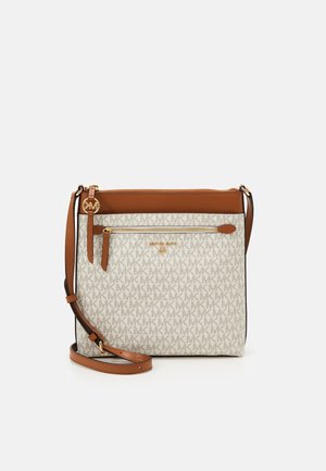 Torba na ramię z beżowej tkaniny z wzorem w logo "MK", brązowe skórzane wykończenia, przednia kieszeń na suwak oraz regulowany pasek na ramię ze złotymi elementami metalowymi.