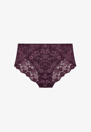 Bragas hipster de encaje morado oscuro para mujer con patrones florales y bordes en forma de concha, colocadas sobre un fondo blanco.