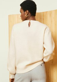 Love & Roses CREW NECK - Džemperis - ivory white white