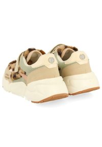 Sneaker chunky con un mix di beige, verde e accenti in pelliccia sintetica a stampa leopardata. Suola spessa con battistrada in gomma per una maggiore aderenza.