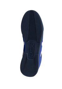 Suela de zapatilla azul con goma texturizada para agarre, que presenta un logo central y ranuras horizontales para flexibilidad. Sección de puntera reforzada.
