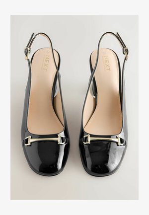 Zwarte gepatineerde leren slingback schoenen met een vierkante neus, voorzien van een gouden gesp detail aan de voorkant en een comfortabele hak.