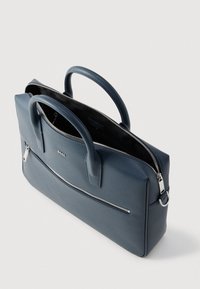 Μπλέ δερμάτινη τσάντα με διπλές λαβές στην κορυφή, κυρίως θήκη με σκελετό και μπροστινή τσέπη με ασημένιο φερμουάρ. Υφή επιφάνειας, διαρθρωμένο σχήμα.