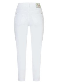 Witte denim jeans met een getailleerde pasvorm, voorzien van twee achterzakken en een klein logo-label op de tailleband. Gladde textuur zonder versieringen.