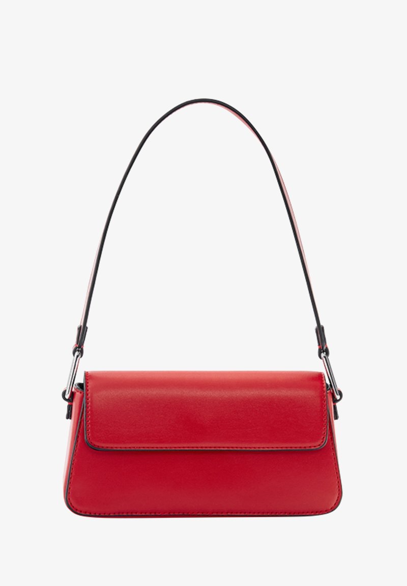 Sac à bandoulière en cuir rouge de forme rectangulaire avec une sangle noire fine attachée par des fermoirs argentés de chaque côté.
