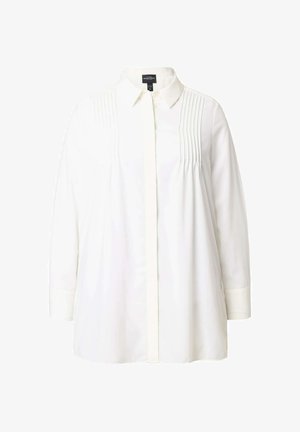Bílá košile s dlouhým rukávem a límečkem, zapínání na knoflíky vpředu a jemné vertikální plisování na hrudi. Hladká tkanina, volný střih.