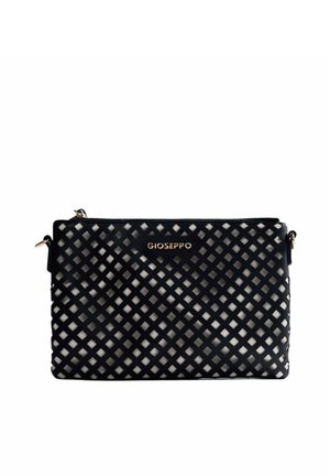 Bolso clutch negro con un patrón de rejilla y el logo dorado "GIOSEPPO", con cremallera en la parte superior y anexos para correa lateral.