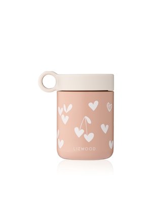 Petit contenant rose avec des motifs de cœur blanc et de cerise, couvercle couleur crème avec poignée circulaire et texte "LIEWOOD" à l'avant.