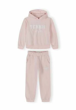 Jasnoróżowa dziecięca bluza z kapturem oraz dopasowane spodnie z elastycznym pasem, z białym napisem "Tennis Centre" na przodzie.