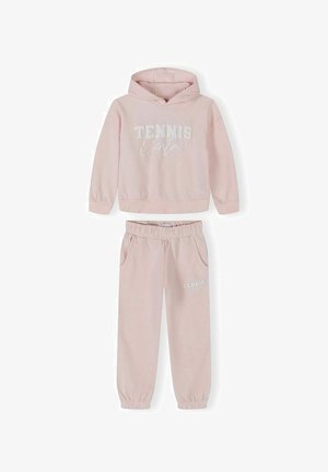 Sweat à capuche pour enfants de couleur rose clair et pantalon assorti à taille élastique avec le texte blanc "Tennis Centre" sur le devant.
