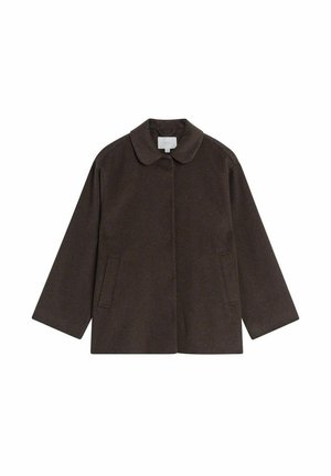 Manteau marron texturé avec un col rond, des manches longues et des poches latérales. Coupe droite avec une patte de boutonnage avant propre et des détails minimaux.