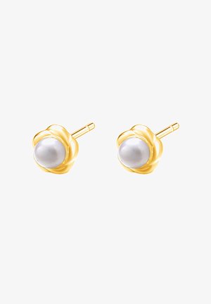 Pendientes de botón chapados en oro con un diseño floral que presenta perlas blancas redondas en el centro, pétalos texturizados y postes rectos.