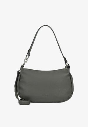 Bolso de mano de cuero gris con una textura suave, con un diseño elegante, correa ajustable y detalles en metal plateado. Logo de la marca visible.