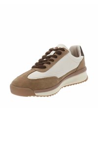 Sneaker in suede e pelle marrone e bianco, con lacci marroni e una suola in gomma testurizzata con motivo a battistrada, design della punta arrotondata.