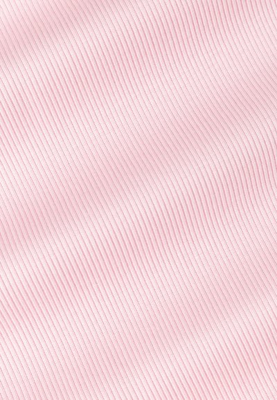 Lichtroze ribbelstof met een gladde textuur, met subtiele verticale lijnen voor extra dimensie. Geschikt voor kleding of bekleding.