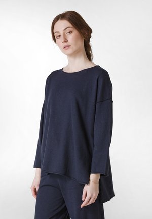 Maglietta a manica lunga blu navy realizzata in tessuto morbido, con vestibilità comoda, scollatura rotonda e spalle scese per una silhouette ampia.