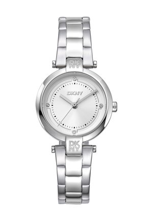 Orologio da polso DKNY argento con quadrante rotondo, ghiera minimalista, lancette argentate e accenti in cristallo su un bracciale in acciaio inossidabile.
