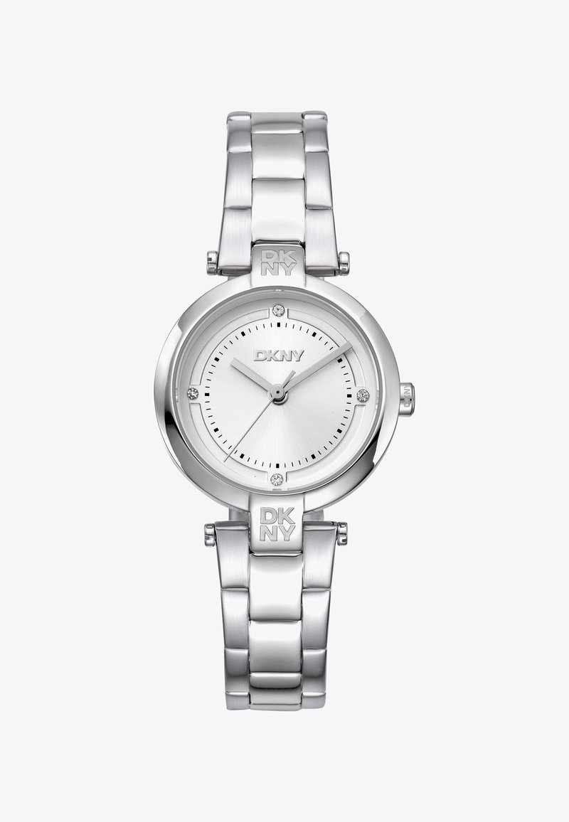Montre-bracelet DKNY en argent avec un cadran rond, un affichage minimaliste, des aiguilles argentées et des accents en cristal sur un bracelet en acier inoxydable.