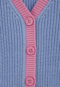 Cardigan lavorato a maglia, azzurro chiaro con scollo a coste rosa e patta con bottoni. Presenta bottoni rotondi rosa lungo il davanti centrale.