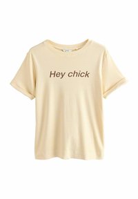 Lühiade varrukatega, heledast kollasest t-särgist rullitud mansettidega, mille esiküljel keskel on tumepruun kiri "Hey chick". Pehme puuvillane kangas.