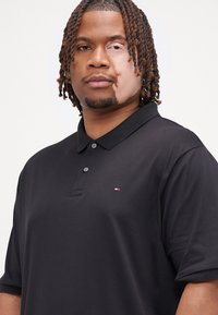 Tommy Hilfiger LIQUID ESSENTIAL  - Polo shirt - black
