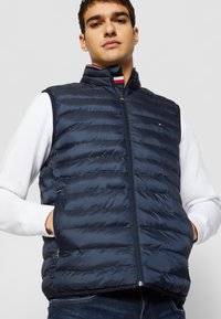 Tommy Hilfiger PACKABLE VEST - Chaleco - desert sky