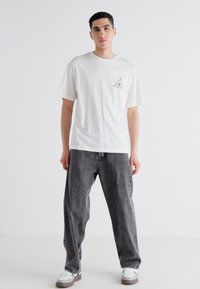 Jack & Jones JJMYSTIC TEE CREW NECK - Potiskana majica - cloud dancer