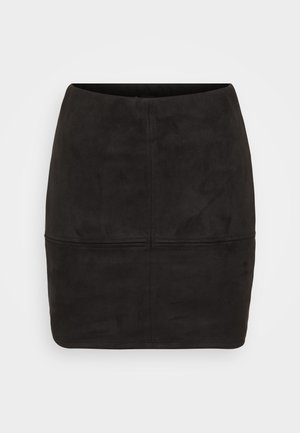 Mini falda de ante negra con un diseño ajustado, que presenta una textura suave y detalles de costura vertical en la parte delantera.