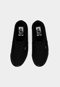 Μαύρα πάνινα παπούτσια με καμβά, με δομημένο σχέδιο, μπροστινή δέση με κορδόνια, διακριτικό λογότυπο στο πλάι και υφασμένα λαστιχένια πέλματα.