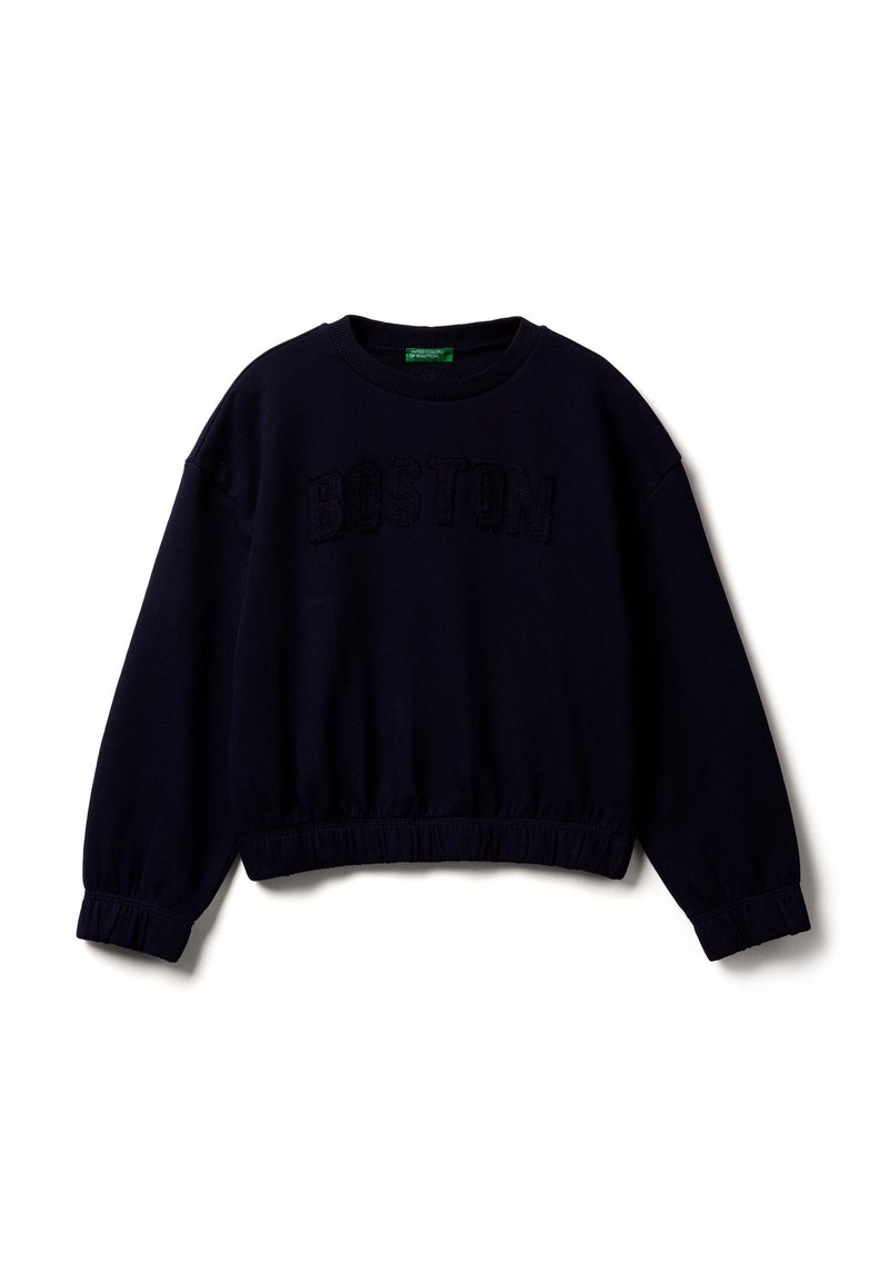 Námořnická modrá zkrácená mikina s texturovaným nápisem "BOSTON", žebrovaným výstřihem a elastickými manžetami a spodním lemem. Měkký, fleecový materiál.
