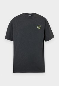 Zwarte katoenen T-shirt met een ontspannen pasvorm, ronde halslijn en korte mouwen. Heeft een klein neon groen logo op de voorkant links.