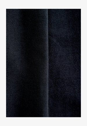 Czarny materiał o miękkiej, teksturowanej powierzchni, z gęstym włosiem i delikatnym połyskiem, złożony w celu zaprezentowania swojej głębokości i jednolitego koloru.