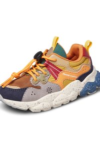 Sneaker multicolore con lacci arancioni, dettagli a design floreale, suola bianca maculata, linguette gialle e branding "Flower Mountain" sul lato.