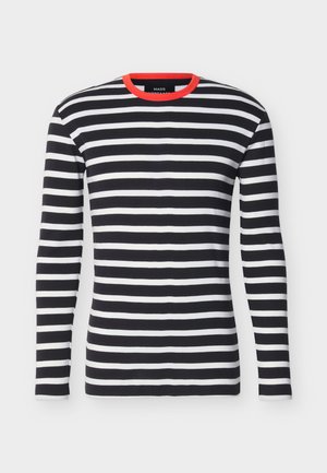 Cămașă cu mâneci lungi, cu dungi orizontale alb-negru și guler rotund roșu aprins pe un fundal simplu.