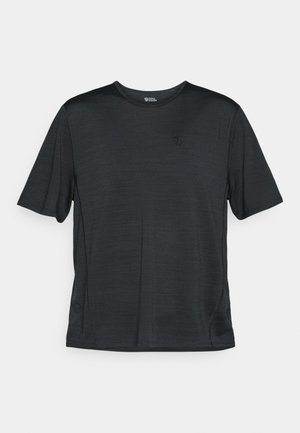 Camiseta atlética preta de mangas curtas, feita de um tecido leve e que absorve a humidade. Apresenta um decote redondo e um pequeno logotipo no peito.