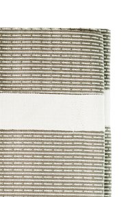 Kootud kangast rätik tuhmrohelistes ja beežides triipudes. Sile struktuur, millel on ülemise osa lähedal silmatorkav valge riba riputamiseks või kinnitamiseks.