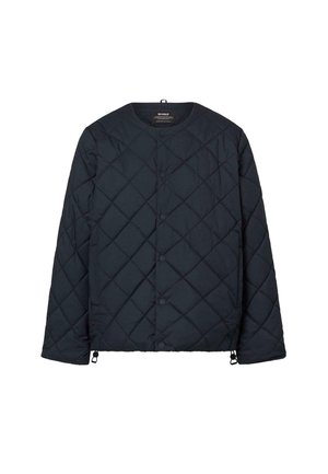 Giacca nera trapuntata con collo rotondo, bottoni a pressione sul davanti e coulisse laterali per la regolazione della vestibilità. Texture liscia e motivo a rombi.