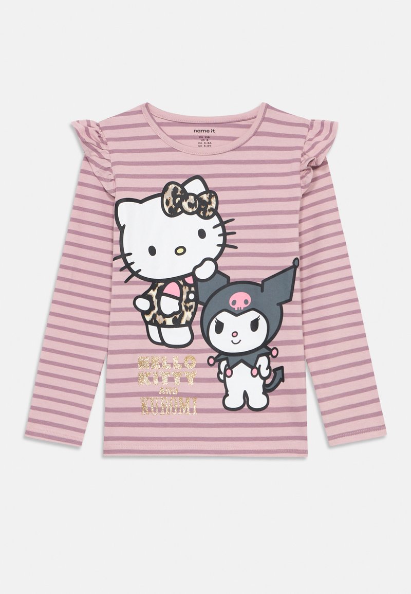 Rozā un violeti svītrots garām piedurknēm krekls ar ripojošiem pleciem, uz kura attēlotas Hello Kitty un Kuromi varoņi, kā arī zelta mirdzošs teksts.