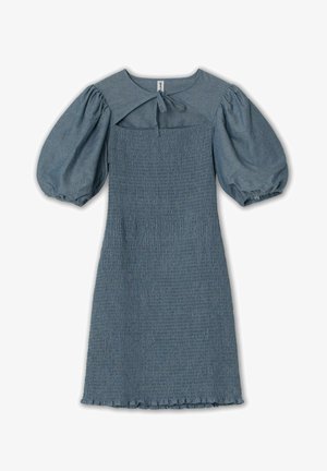 Denimkleid in sanftem Blau mit gerafftem Mieder, puffärmeligen Ärmeln und einem quadratischen Ausschnitt mit einer Bindeschleife am Kragen. Eingeketteter Saum.