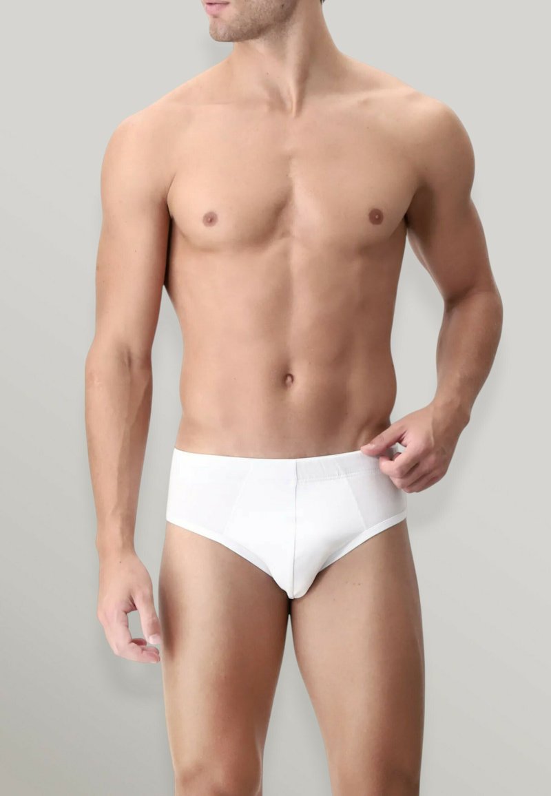 Slip in cotone bianco con una cintura elastica. Design semplice, forma aderente e texture liscia, adatti per l'uso quotidiano.