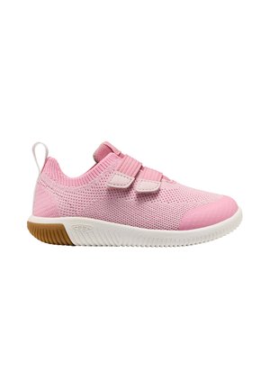 Hellrosa gestrickter Sneaker mit zwei verstellbaren Riemen, weißer Sohle mit beige-grauem Profil und Zuglasche an der Ferse.