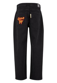 Schwarze Jeanshose mit geradem Schnitt. Sie verfügt über zwei Gesäßtaschen, von denen eine mit "Home Boy" in Rot und Gelb bestickt ist. Robustes, klassisches Design.