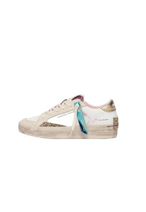 Sneaker beige e bianca basse con accenti maculati, fodera rosa, linguetta posteriore dorata, etichetta blu e chiusura con lacci.