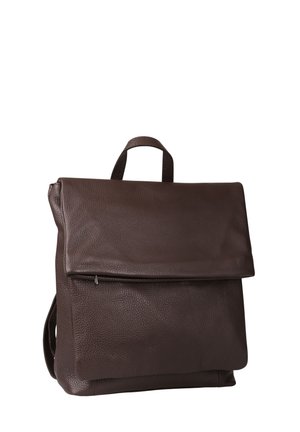 Donkerbruine leren rugzak met een bovenste handvat en een overslagklep met een horizontale ritssluiting aan de voorkant.