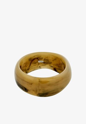 Przezroczysty brązowy bangle z żywicy o gładkiej, zaokrąglonej powierzchni i subtelnym marmurku; posiada małą etykietę marki wewnątrz.