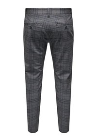 Pantalones de cuadros grises con una tela texturizada. Presentan un corte slim, bolsillos traseros con botones y líneas en contraste en rojo y negro.