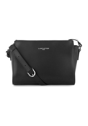 Borsa a tracolla nera in pelle con accessori in argento, forma rettangolare, tracolla regolabile e logo "Lancaster Paris" in rilievo sul davanti.