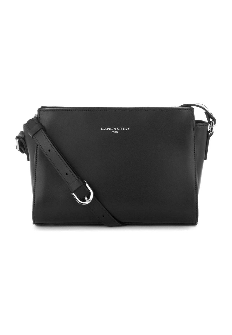 Borsa a tracolla nera in pelle con accessori in argento, forma rettangolare, tracolla regolabile e logo "Lancaster Paris" in rilievo sul davanti.